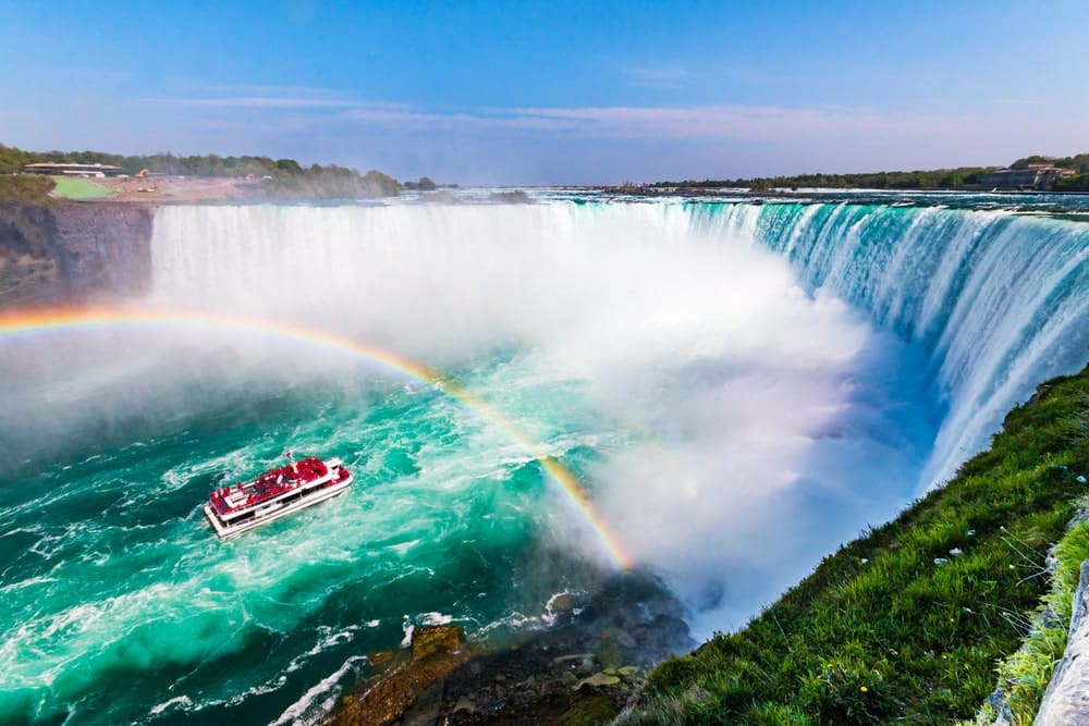 Your Holiday Bucket List: Niagara falls cruise