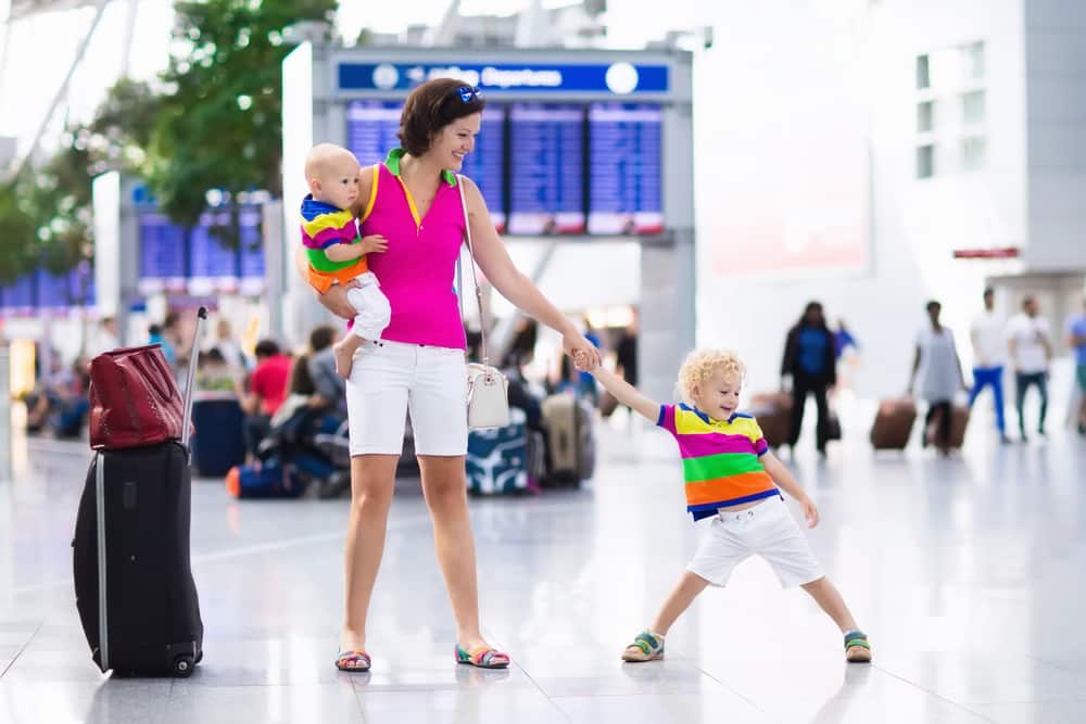 Holiday Curtailment Insurance: Mum and child at airport